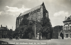 3043 Gezicht op de Domkerk te Utrecht vanaf het Domplein met rechts een gedeelte van het Academiegebouw.